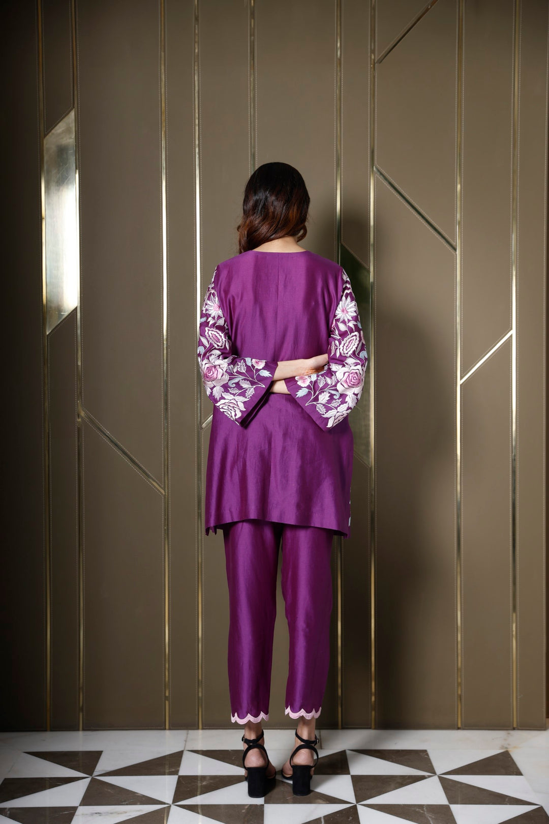 THREAD EMBELLISHED KURTA WITH CIGARETTE PANTS